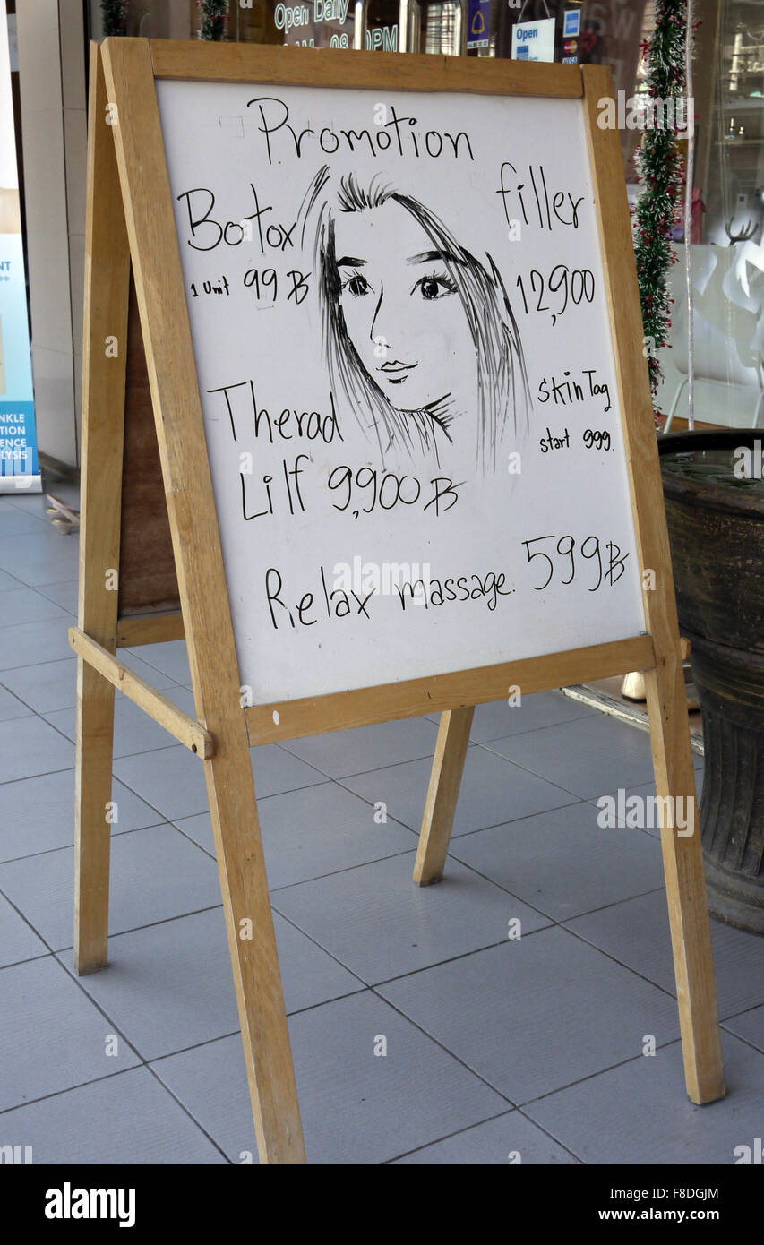 Werbe Sandwichbrett bietet billige Botox Thread Vene und Füllstoff Behandlung für Touristen in Pattaya Thailand Stockfoto
