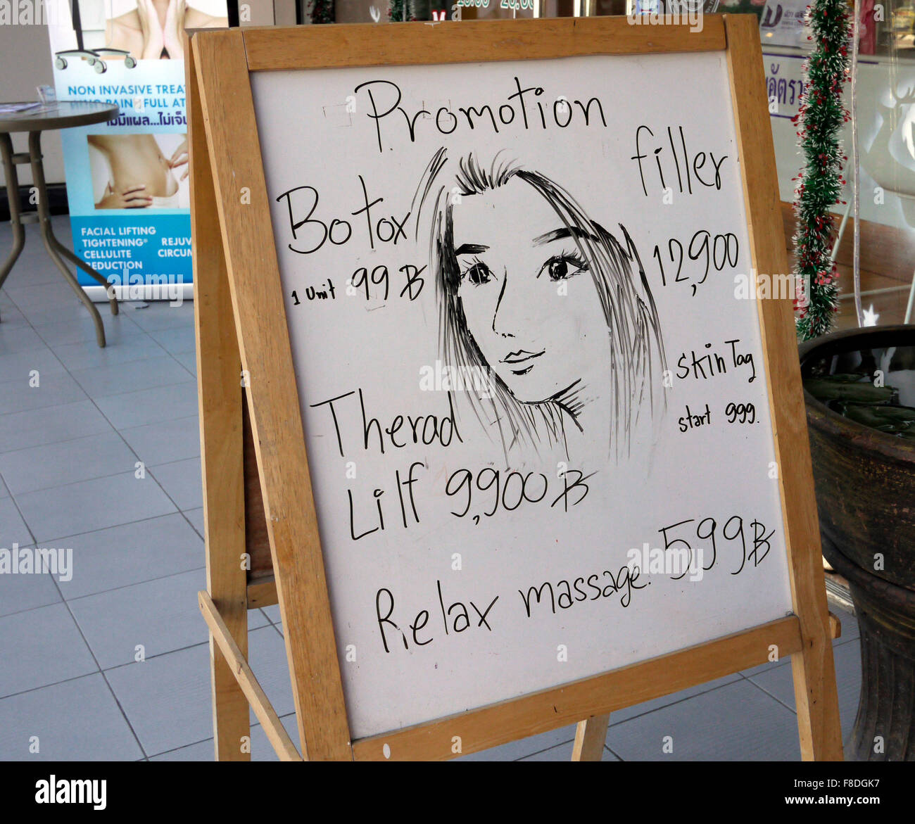 Werbe Sandwichbrett bietet billige Botox Thread Vene und Füllstoff Behandlung für Touristen in Pattaya Thailand Stockfoto