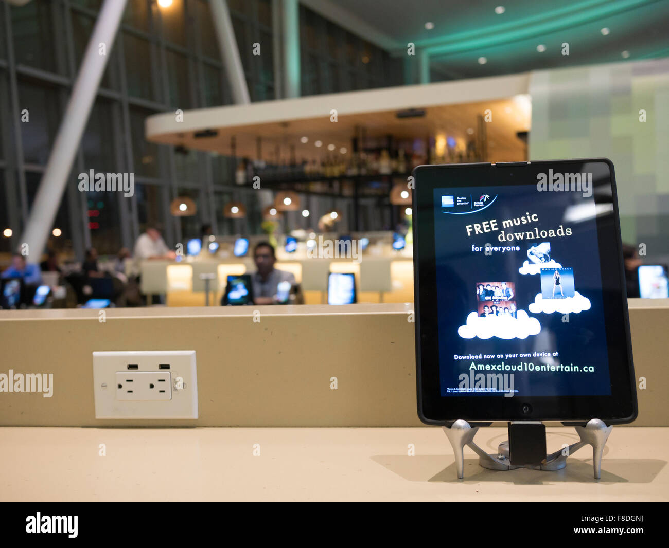 Toronto International Airport Terminal 1 Abflugslounge Food-Court; moderne und mit Tablets und iPads verbundene Esstische Stockfoto