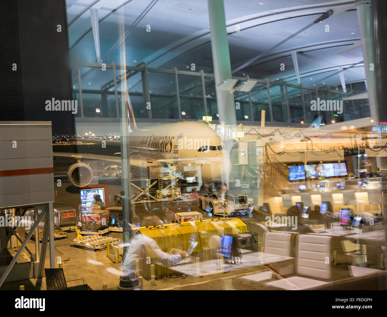 Emirates Air Bus A380 in Toronto Flughafen terminal 1 durch unzählige Reflexionen der Abflug-terminal zu sehen. Stockfoto