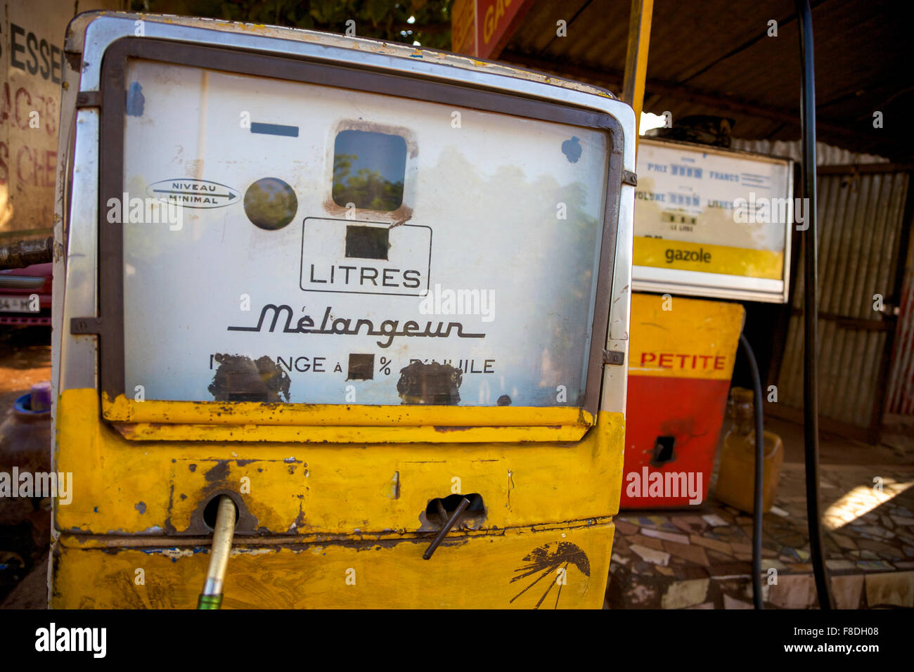 Alte Vintage Tankstelle mit Pumpen in Bamako Stockfoto