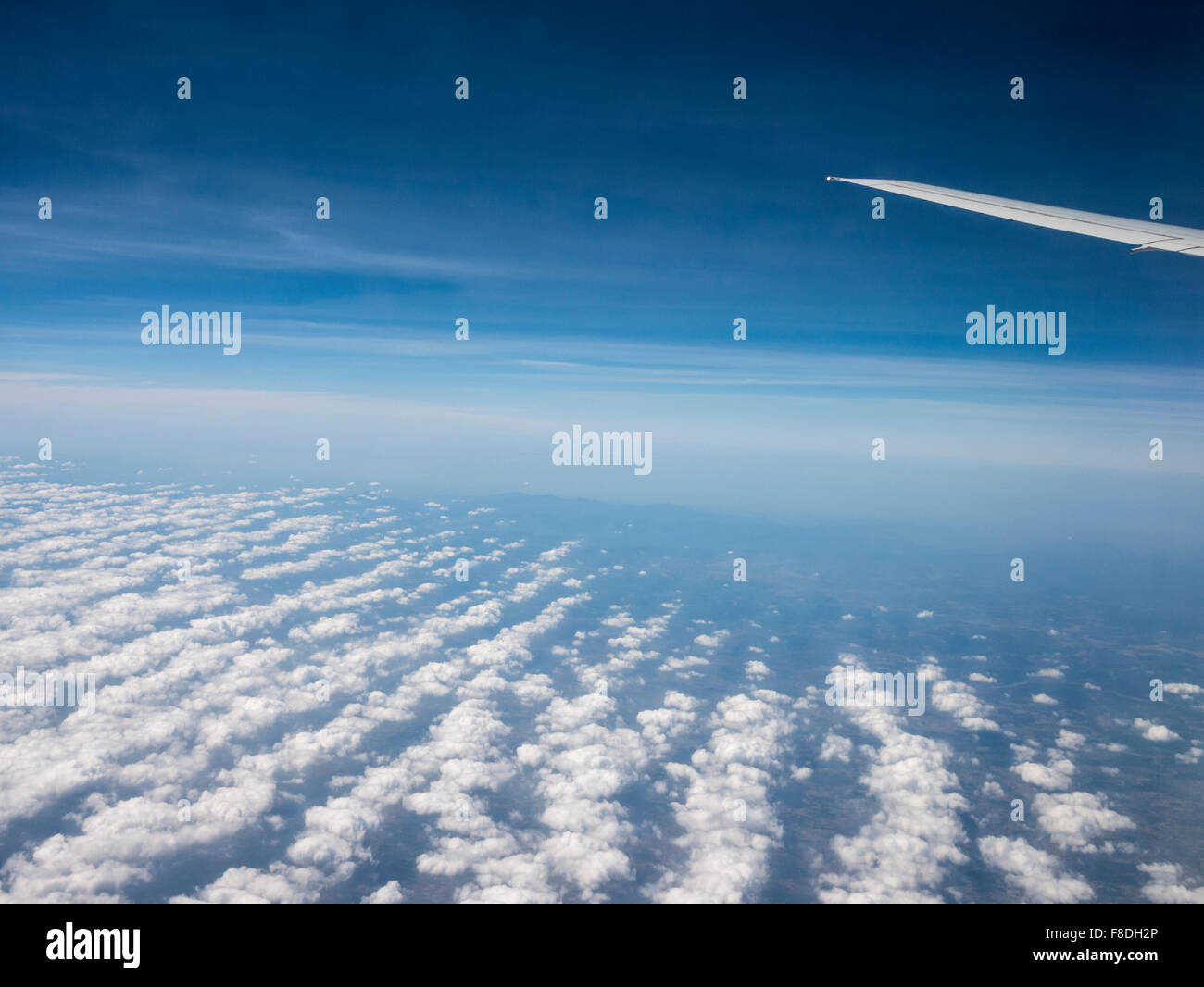 Blick auf den Bereich der Wolken in einer Zeile durch Fenster eines Flugzeugs auf Flug von Bangalore nach Dubai. Stockfoto