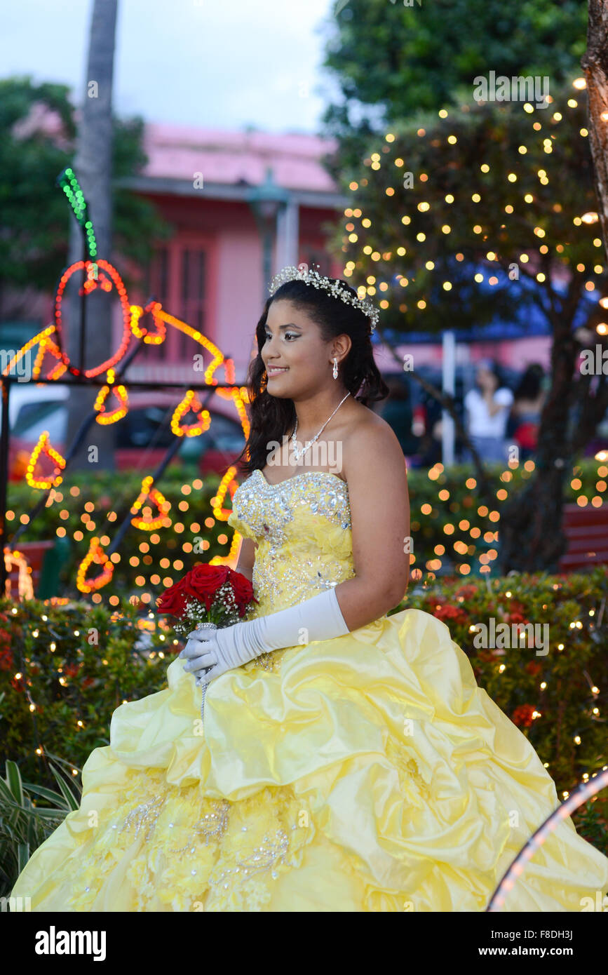 Puertorican (Hispanic) Quinceanera posiert in der Plaza Juana Diaz, Puerto Rico. Karibik-Insel. Territorium der USA. Stockfoto