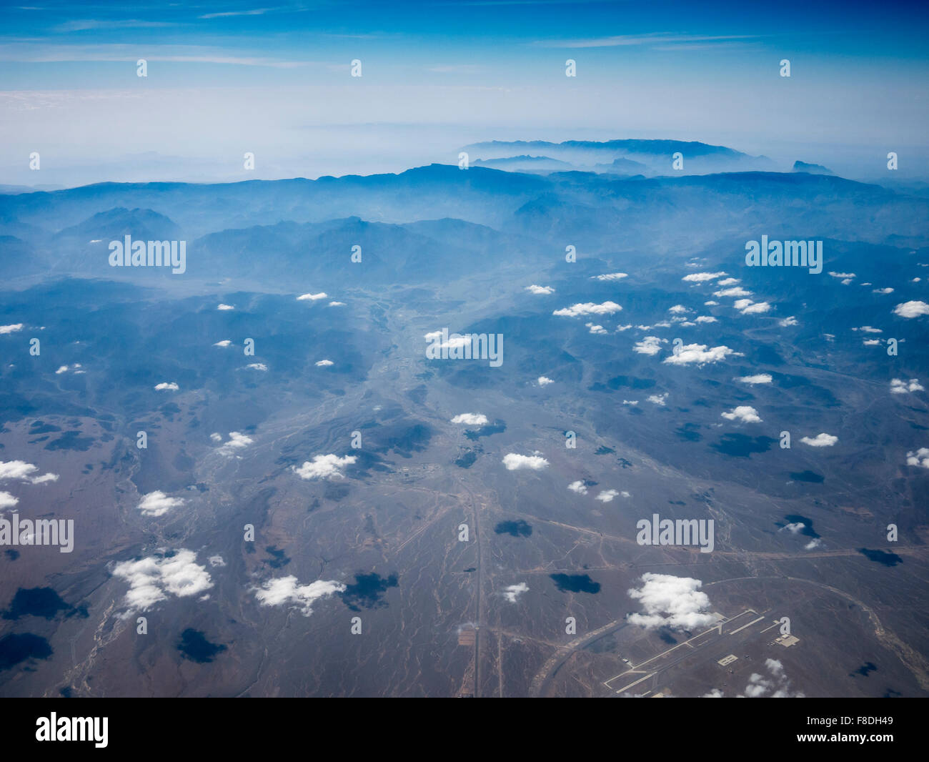 Luftbild der Berge in Oman Küstenlinie entlang Arabisches Meer aus Flugzeug-Fenster während des Fluges von Bangalore nach Dubai. Stockfoto