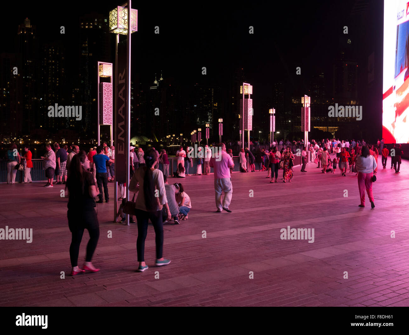 Bewohner und Touristen zu Fuß entlang des Boulevard der Dubai Mall, Dubai, Vereinigte Arabische Emirate. Stockfoto