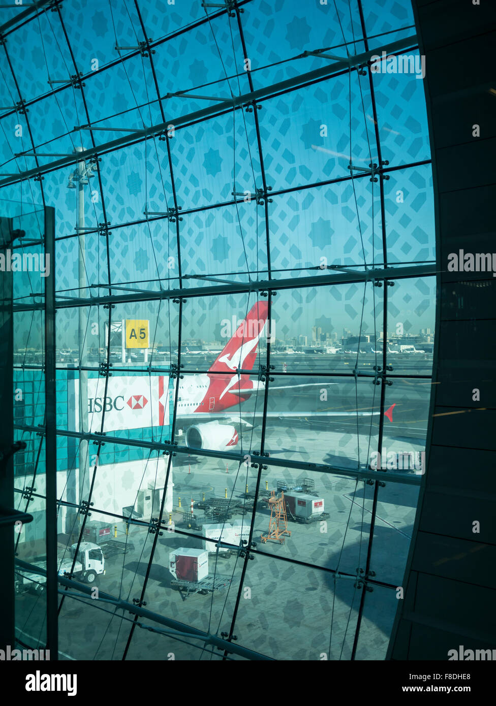 Qantas Airline am Dubai Flughafen terminal Gate zur Abfahrt bereit. Stockfoto