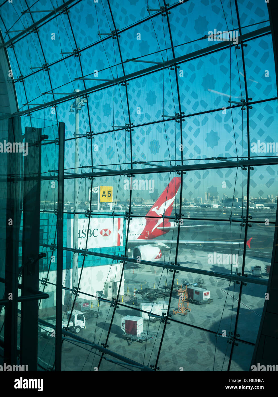 Qantas Airline am Dubai Flughafen terminal Gate zur Abfahrt bereit. Stockfoto