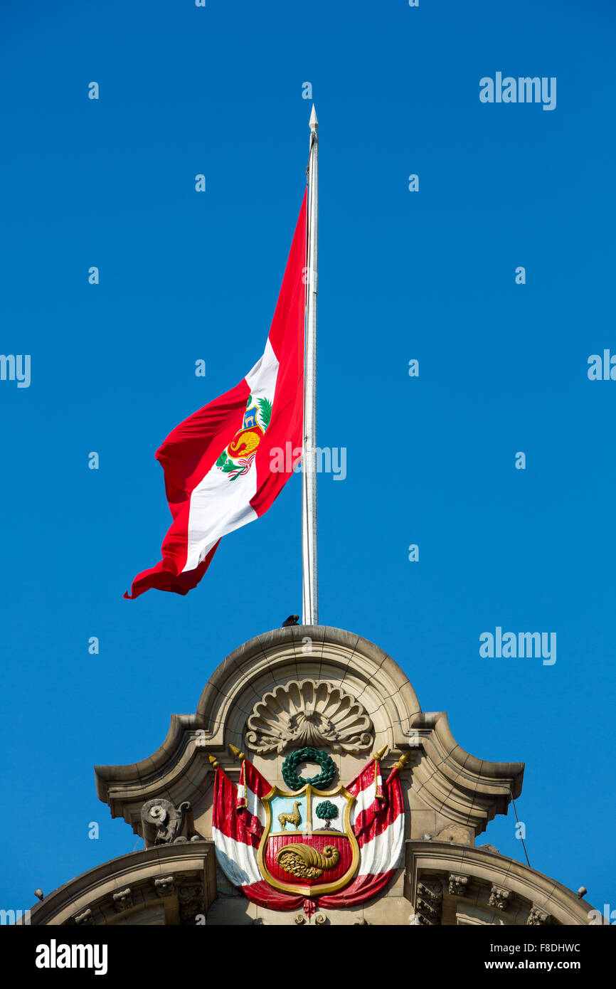 Flagge von Peru auf den Präsidentenpalast in Lima, Peru Stockfoto