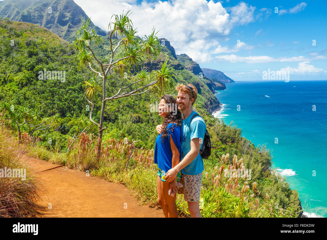 Junges Paar genießt Ausblicke entlang der Kalalau Trail auf Kauai Stockfoto