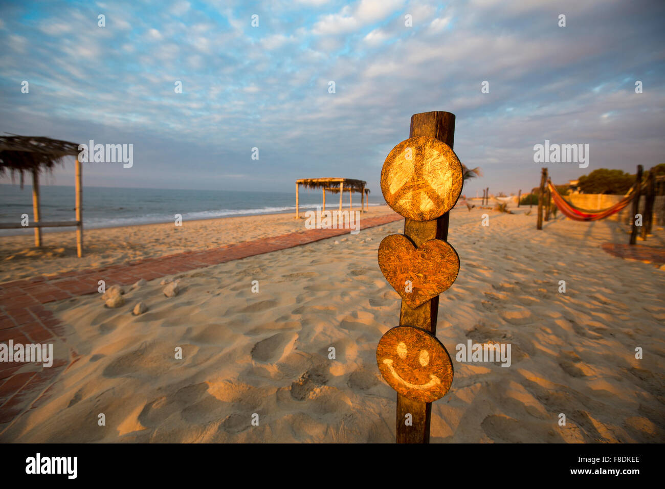 Sonnenuntergang am Strand von Punta Sal mit leeren Campingplatz, Peru Stockfoto