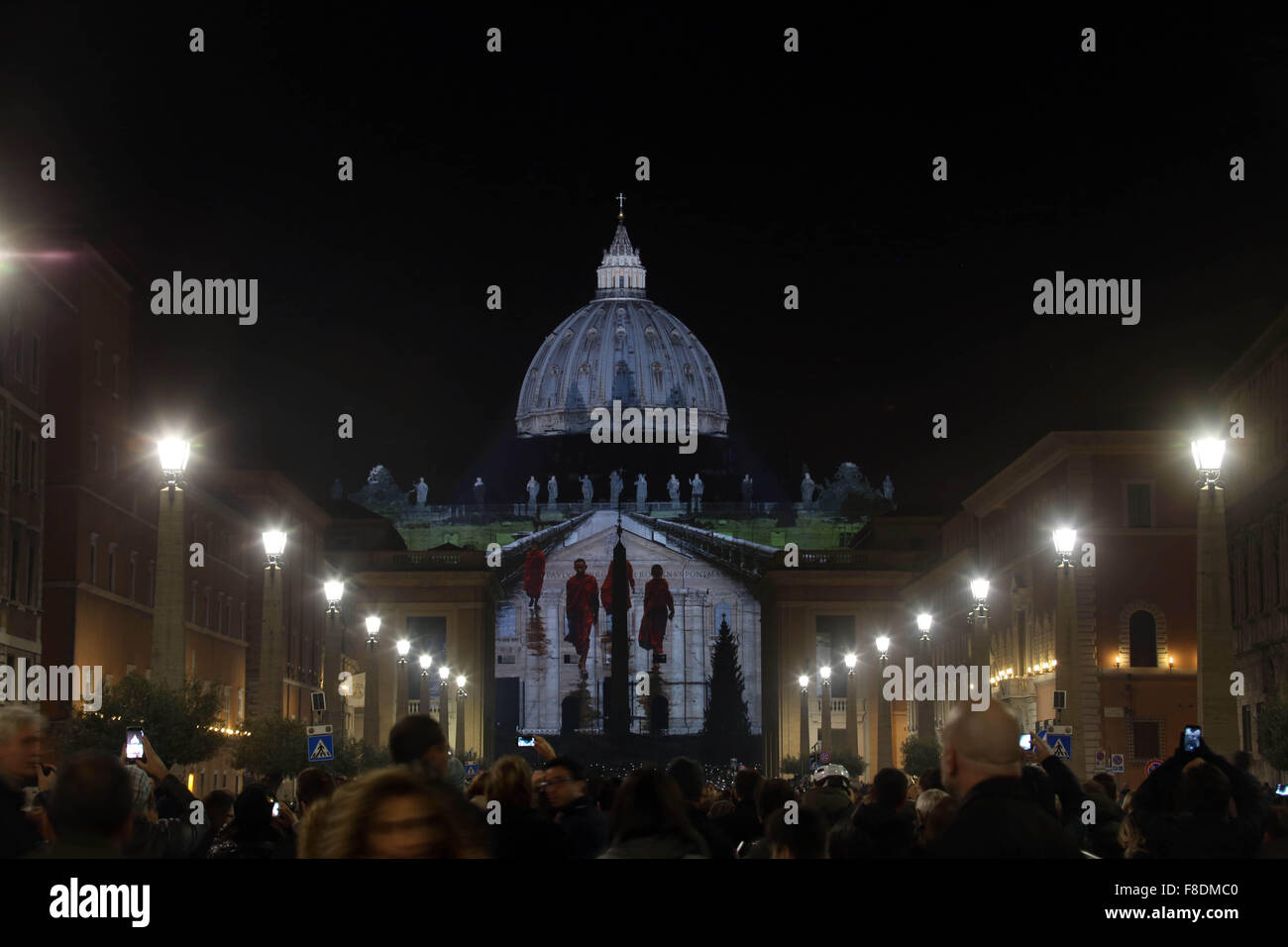 Vatikan. 9. Dezember 2015. Vatikanstadt: die neue Beleuchtung der Basilika von San Pietro in Ehre allen Lebens auf dem Planetenerde.  (Foto: Marco Iacobucci/Alamy live-Nachrichten) Stockfoto