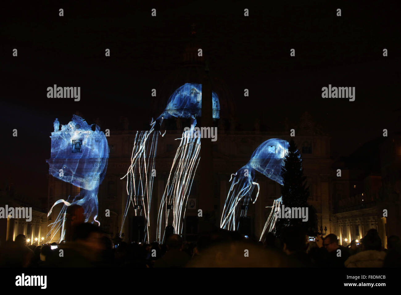 Vatikan. 9. Dezember 2015. Vatikanstadt: die neue Beleuchtung der Basilika von San Pietro in Ehre allen Lebens auf dem Planetenerde.  (Foto: Marco Iacobucci/Alamy live-Nachrichten) Stockfoto