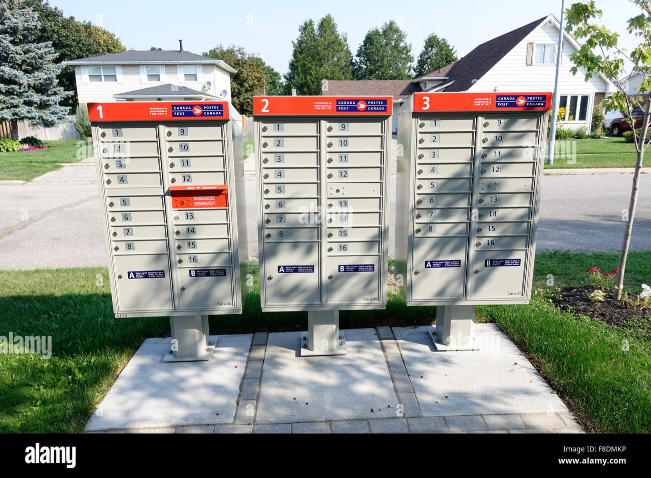 Neue Nachbarschaft Briefkästen aus Canada Post nach der Ankündigung eines Halt zu Hause Postzustellung Stockfoto