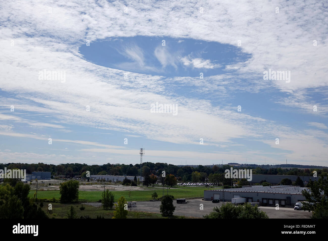 Eine kreisförmige Fallstreifenwolkenformation über Woodstock, Ontario, Kanada, am 1. 2015. Oktober: Himmelstanz, Lochwolken, Himmel, Wetter Stockfoto