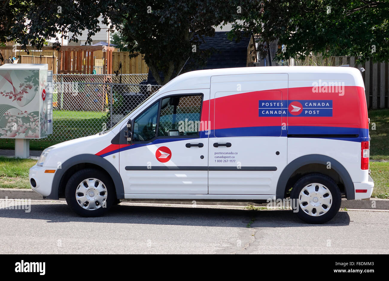 Ein Ford Transit Connect Cargo Van, der von Canada Post für die Zustellung von Stadtpost verwendet wird. Dieses Fahrzeug ist neu bei Canada Posts Fleet Stockfoto