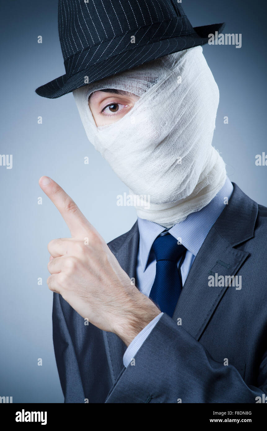 Mann behandelt in medizinische Bandagen Stockfoto