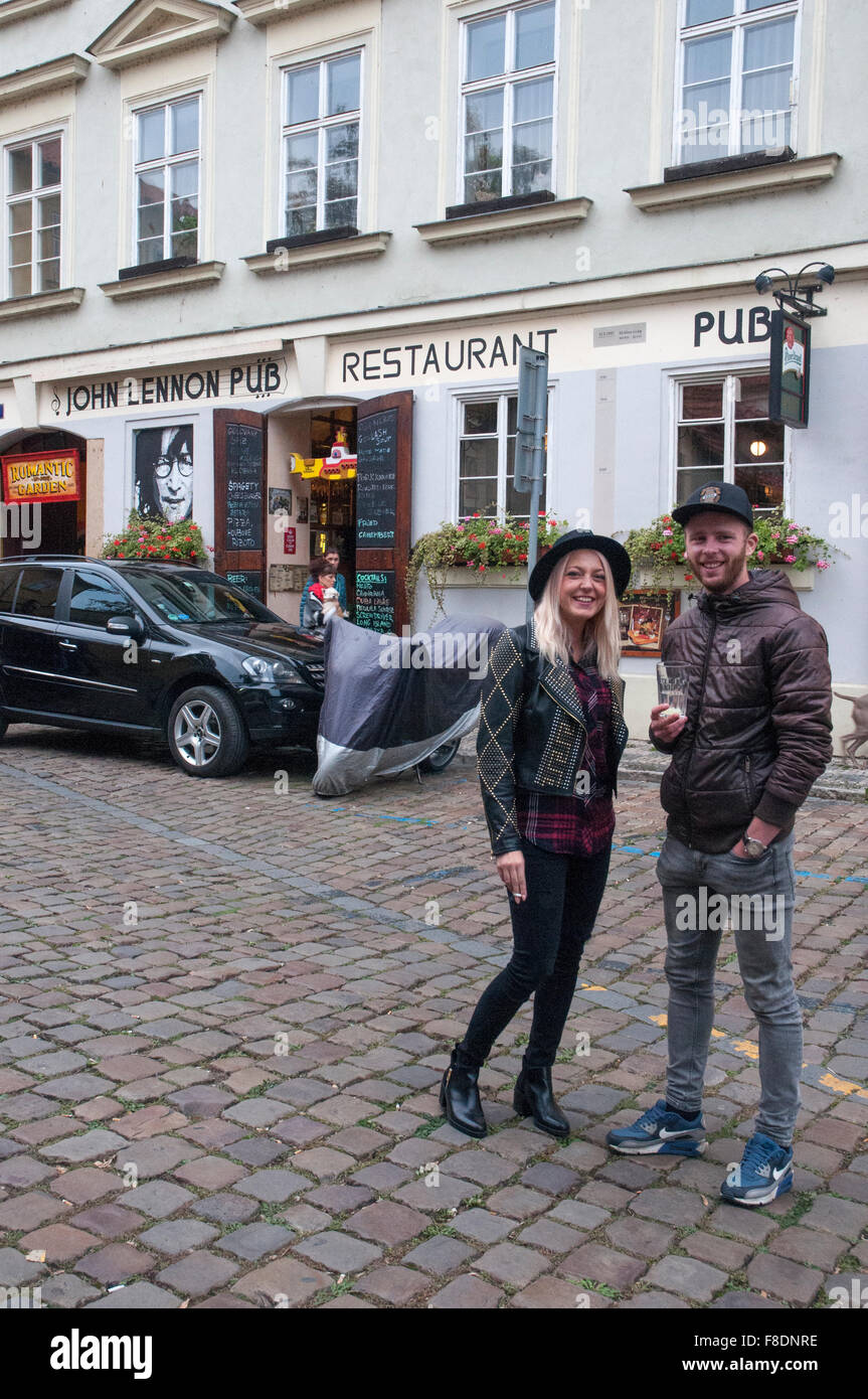 Schutzherren außerhalb der John-Lennon-Bar in Prag, Tschechische Republik Stockfoto