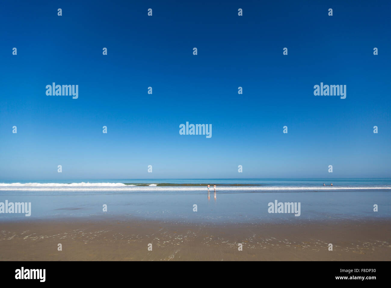 Leeren Strand in Mancora vor einem strahlend blauen Himmel Stockfoto