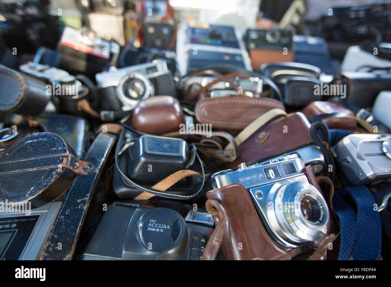 Zusammensetzung der alten Kameras in Flohmarkt in Buenos Aires Stockfoto