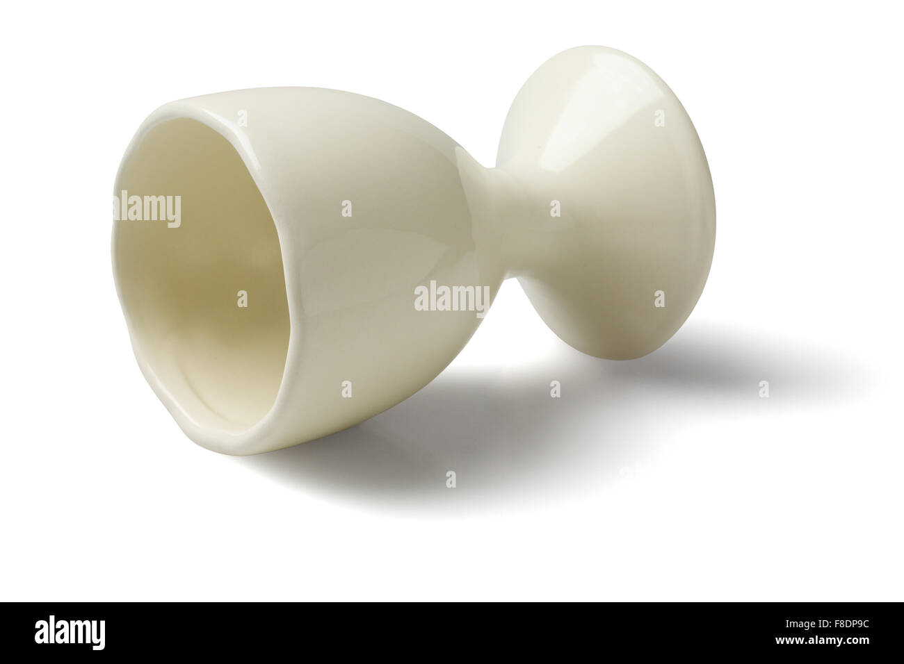 Keramische Tasse liegen auf weißem Hintergrund Stockfoto