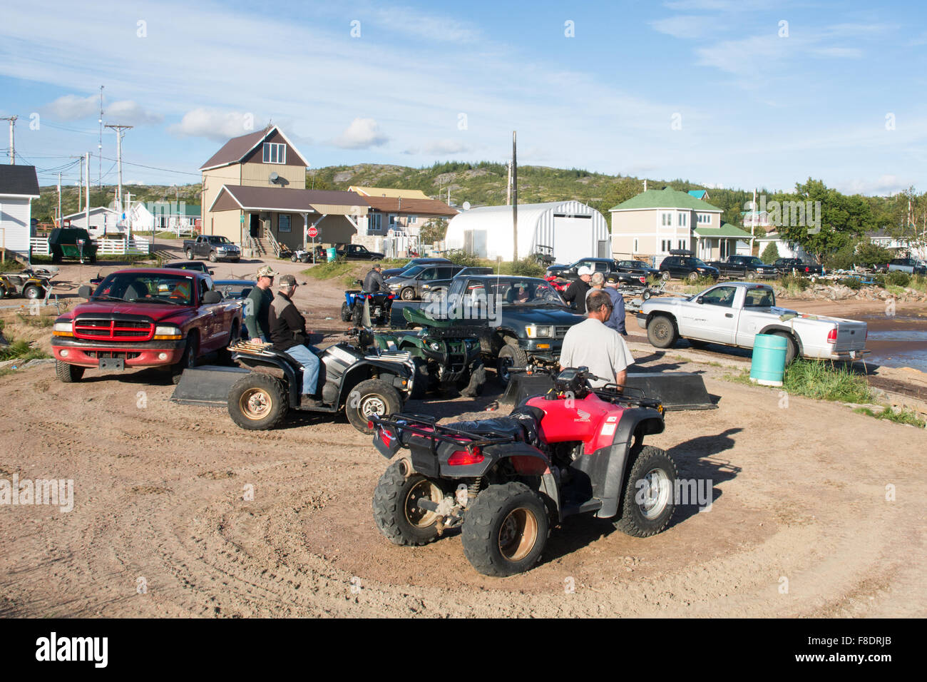 Männer auf Quads im Dorf St. Augustin, am Golf von St. Lawrence, Lower North Shore Region, Quebec, Kanada. Stockfoto