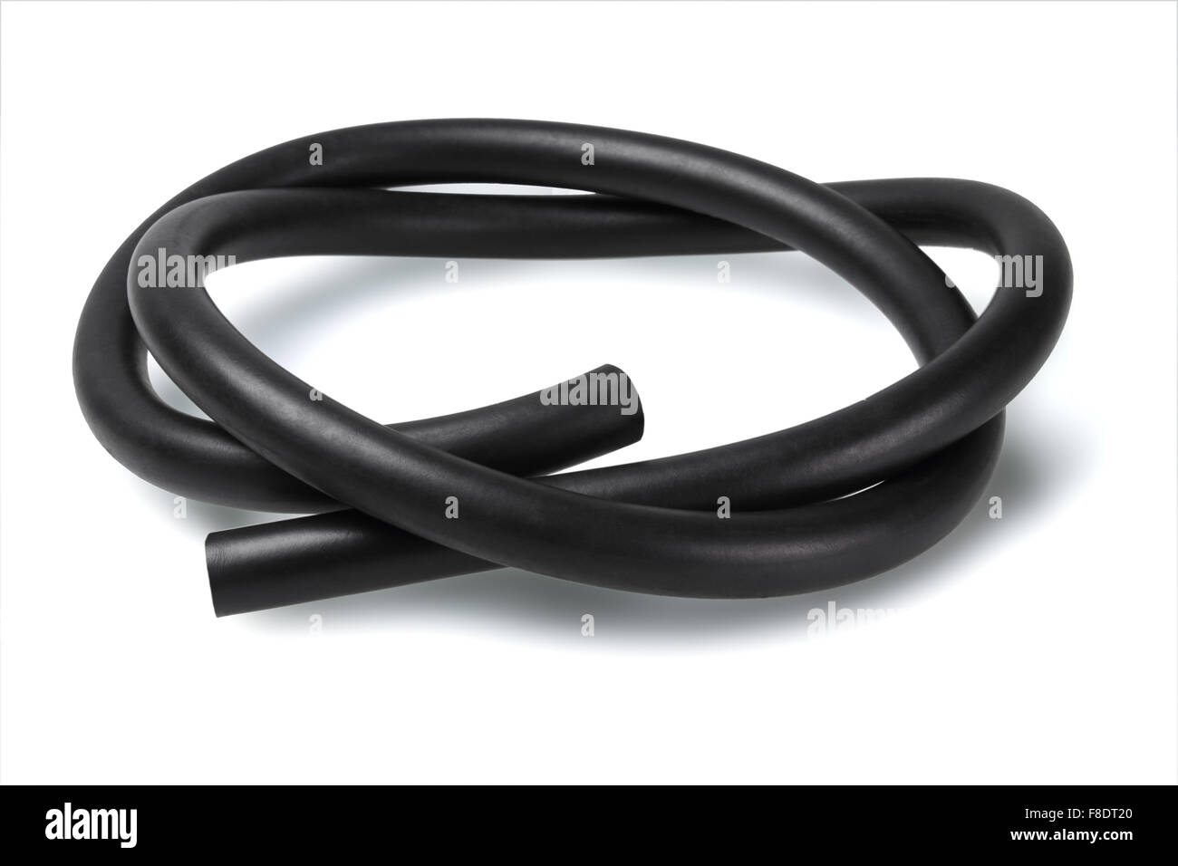Schwarzem Kautschuk Kraftstoffschlauch auf weißem Hintergrund Stockfoto