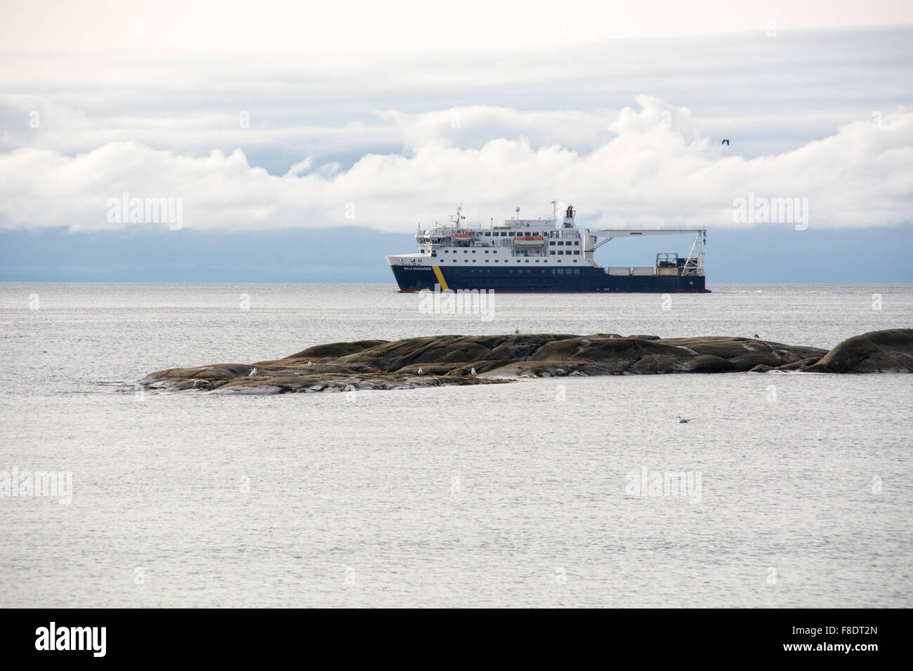 Die Bella Desgagnes, ein Hybrid-Fähre und Containerschiff in den Atlantischen Gewässern des St.-Lorenz-Golf, Lower North Shore, Quebec, Kanada. Stockfoto