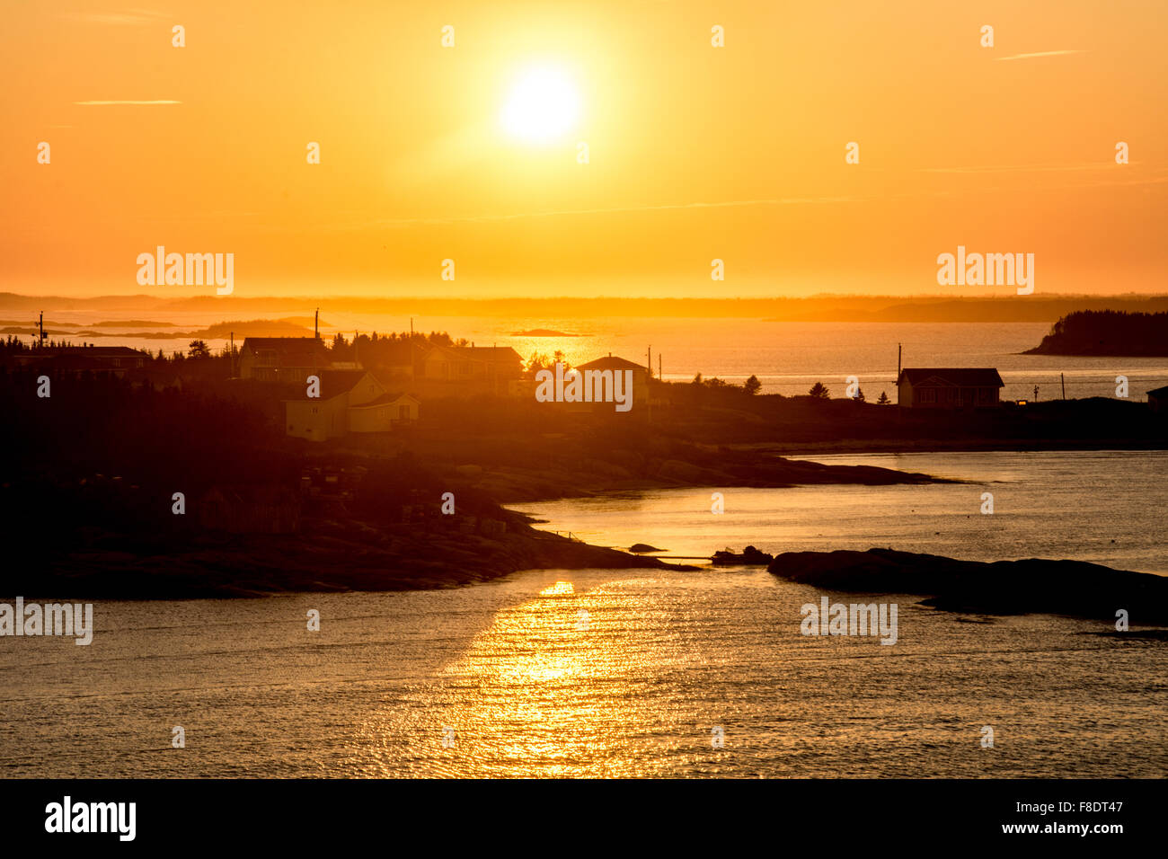 Sonnenuntergang über der Innu First Nation Fischen Dorf von La Romaine am St.-Lorenz-Golf, Lower North Shore, Quebec, Kanada. Stockfoto