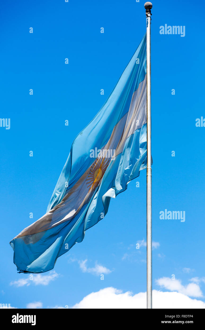 Flagge von Argentinien vor einem blauen Himmel fliegen. Stockfoto