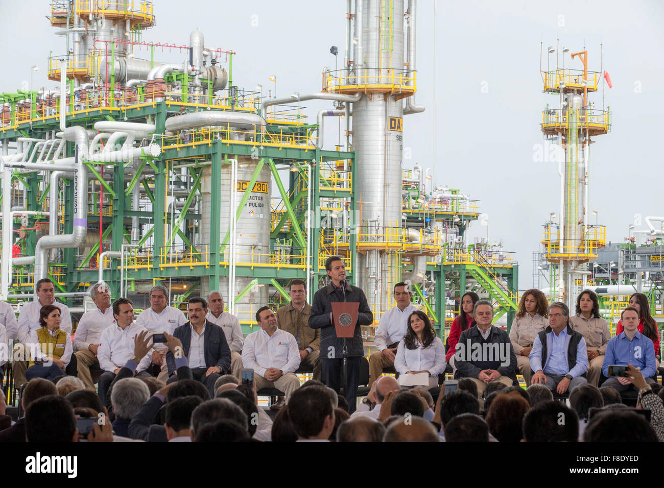 Tula, Mexiko. 8. Dezember 2015. Bild zur Verfügung gestellt von der mexikanischen Präsidentschaft zeigt mexikanische Präsident, Enrique Pena Nieto (C), bei einer Rede während der Zeremonie die Ankündigung von Investitionsvorhaben von Petroleos Mexicanos (Pemex, für seine Abkürzung in spanischer Sprache), in Tula Stadt, Hidalgo, Mexiko, auf anzugeben 8. Dezember 2015. Die mexikanische Regierung Annouced am Dienstag eine Investition von 23000 Millionen US-Dollar, saubere Kraftstoffe in sechs Raffinerien in den staatlichen Unternehmen Pemex in den nächsten drei Jahren zu generieren. © Mexiko Präsidentschaft/Xinhua/Alamy Live-Nachrichten Stockfoto