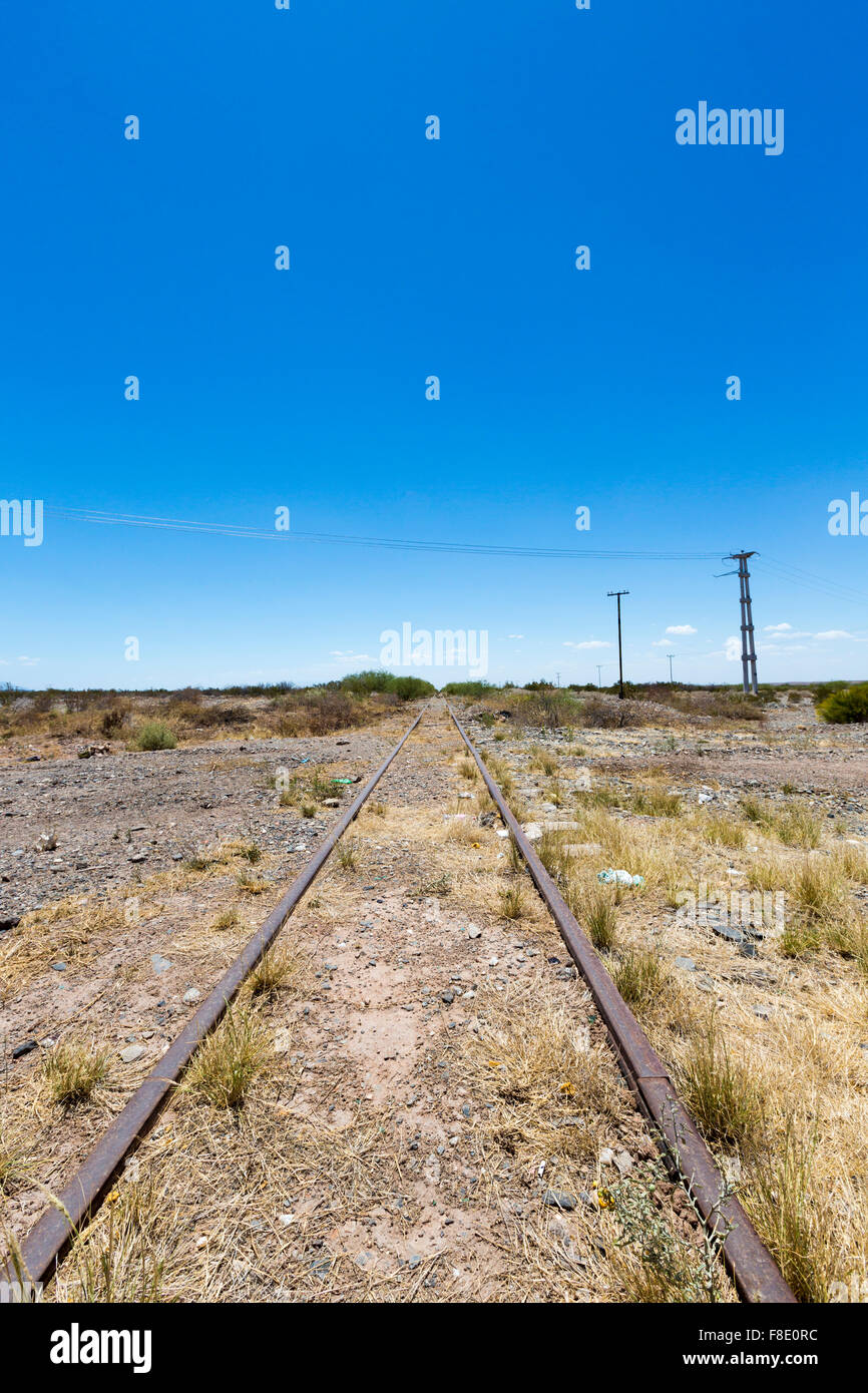 Geraden Zug Schienen im Norden von Argentinien mit blauem Himmel Stockfoto