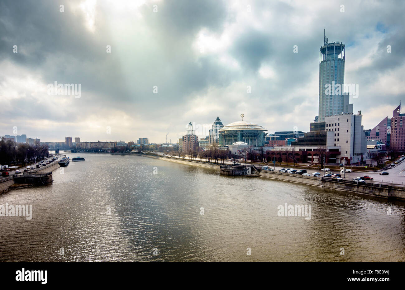 Blick auf den Fluss Moskwa, Swissotel und Moscow International Music Hall Stockfoto