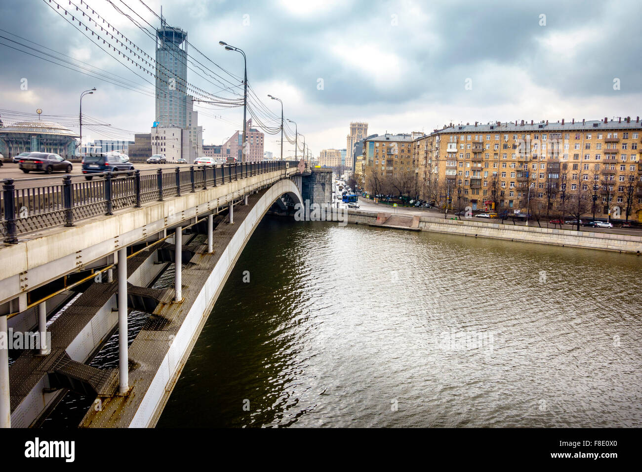Red Hills Brücke (Krasnokholmsky) über die Moskwa-Fluss in der Nähe von Swissotel in der Innenstadt von Moskau, Russland Stockfoto