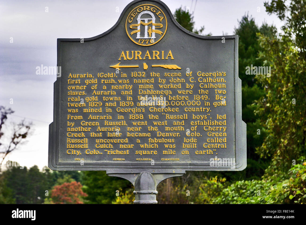 Fahrbahn historische Markierung beschreibt den Standort für Amerikas ersten Goldrausch im Jahre 1832 in der Nähe von Dahlonega. Stockfoto