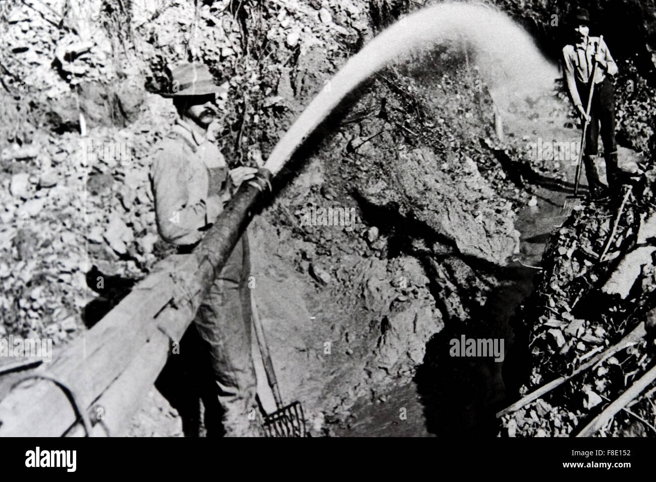 Goldgräber verwenden ein Wasserwerfer Blast gold Einzahlung von einem Hügel in der Nähe von Dahlonega in den frühen 1900er Jahren. Stockfoto