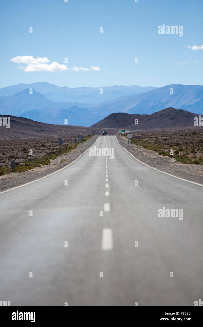 Gerade bekannte Route 40 mit kargen Landschaft, Berge und blauer Himmel, auf dem Weg nach Cafayate in Provinz Salta. Argentinien Stockfoto