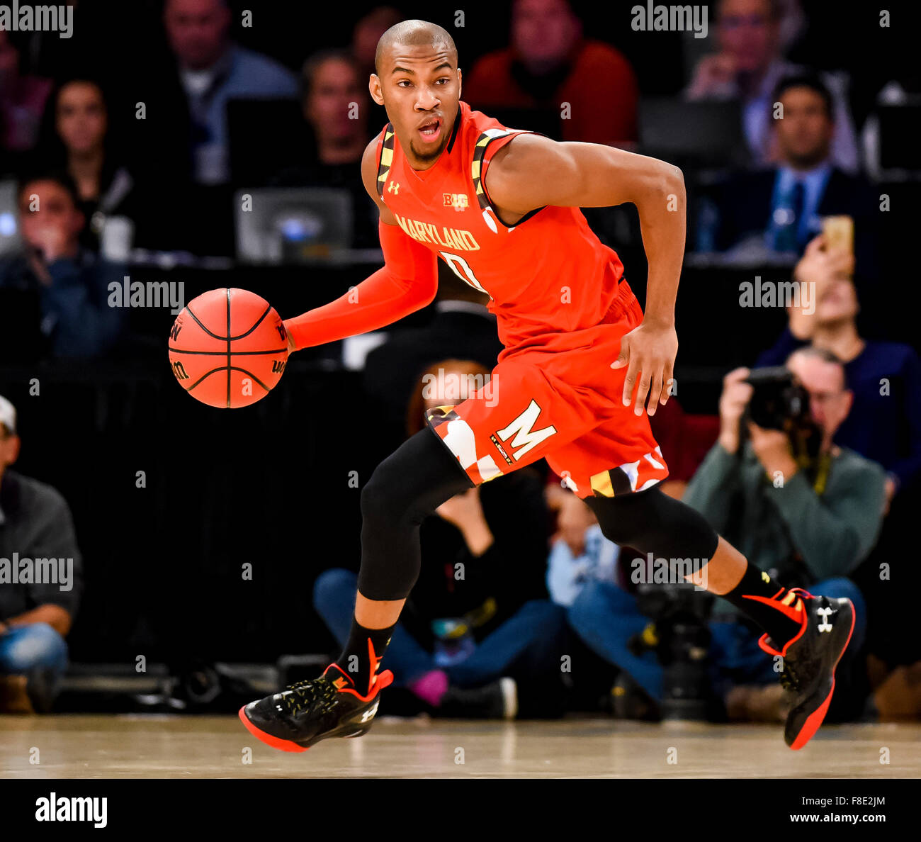 New York, USA. 8. Dezember 2015. Marylands Rasheed Sulaimon bringt den Ball Gericht während der NCAA Basketball Matchup zwischen Maryland Terrapins und die Connecticut Huskies im Madison Square Garden in New York am 8. Dezember 2015. Maryland gewann 76-66. Scott Serio/ESW/CSM/Alamy Live-Nachrichten Stockfoto