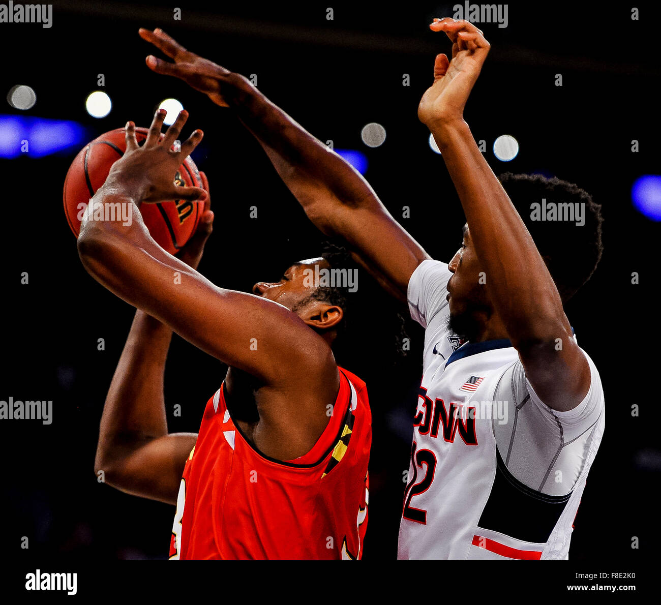 New York, USA. 8. Dezember 2015. Marylands Diamant Stein steigt für einen Schuss und ist Foul von Connecticut Kentan bearbeiten während der NCAA Basketball Matchup zwischen Maryland Terrapins und die Connecticut Huskies im Madison Square Garden in New York am 8. Dezember 2015. Maryland gewann 76-66. Scott Serio/ESW/CSM/Alamy Live-Nachrichten Stockfoto