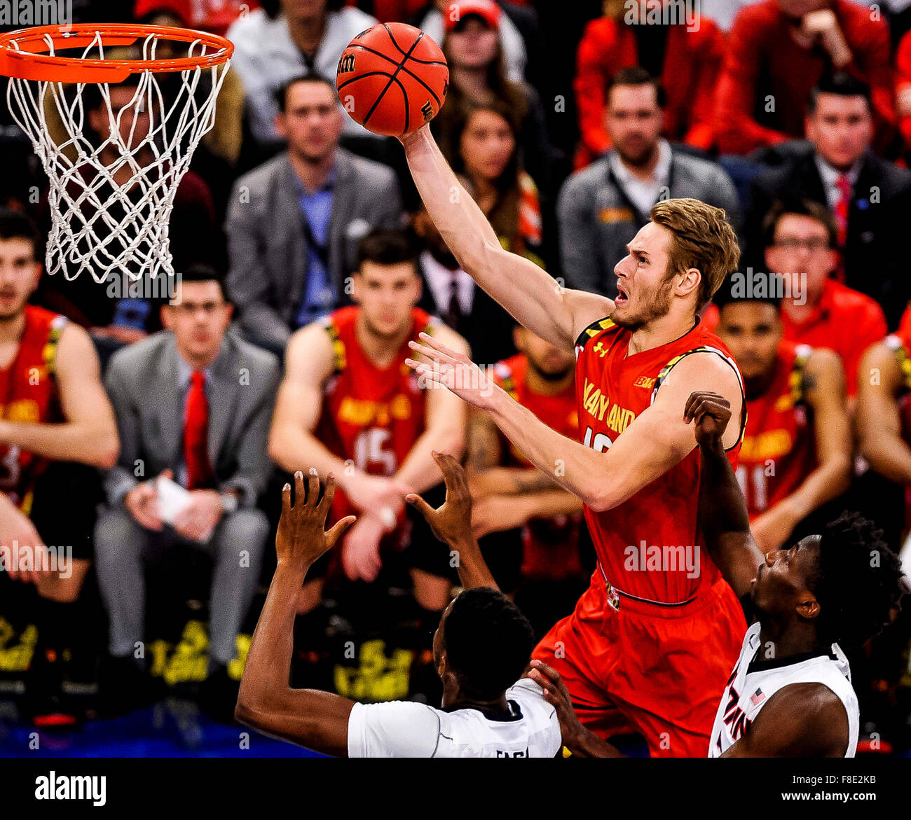 New York, USA. 8. Dezember 2015. Marylands Jake Layman Antriebe hinunter die Spur für einen Korb während der NCAA Basketball Matchup zwischen Maryland Terrapins und die Connecticut Huskies im Madison Square Garden in New York am 8. Dezember 2015. Maryland gewann 76-66. Scott Serio/ESW/CSM/Alamy Live-Nachrichten Stockfoto