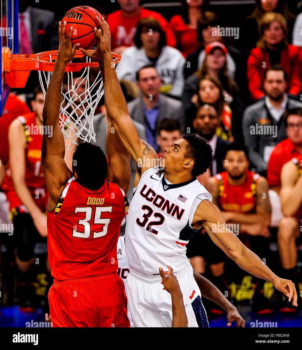 New York, USA. 9. Dezember 2015. Marylands Damonte Dodd dunks über Connecticuts Shonn Miller während der NCAA Basketball Matchup zwischen Maryland Terrapins und die Connecticut Huskies im Madison Square Garden in New York am 8. Dezember 2015. Maryland gewann 76-66. Scott Serio/ESW/CSM/Alamy Live-Nachrichten Stockfoto