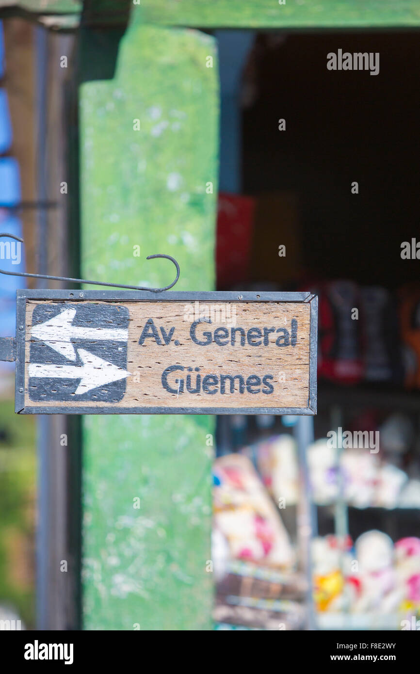 Nahaufnahme von Retro-Straßenname in Cachi, Argentinien Stockfoto