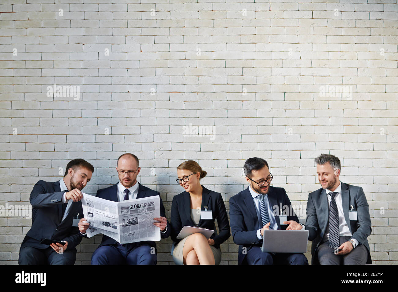 Geschäftsleute, die in einer Warteschlange Stockfoto