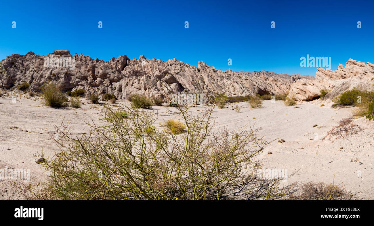 Abstrakte Felsformationen mit blauem Himmel entlang der berühmten Ruta 40 (Ruta 40) innerhalb Calchaqui Täler in Provinz Salta. Argentinien Stockfoto