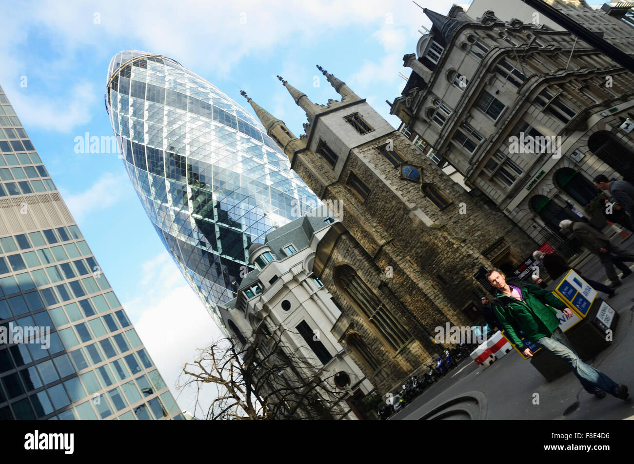 30 St Mary Axe, auch bekannt als "die Gurke" St. Andrew Undershaft überragt. London. Vereinigtes Königreich Stockfoto