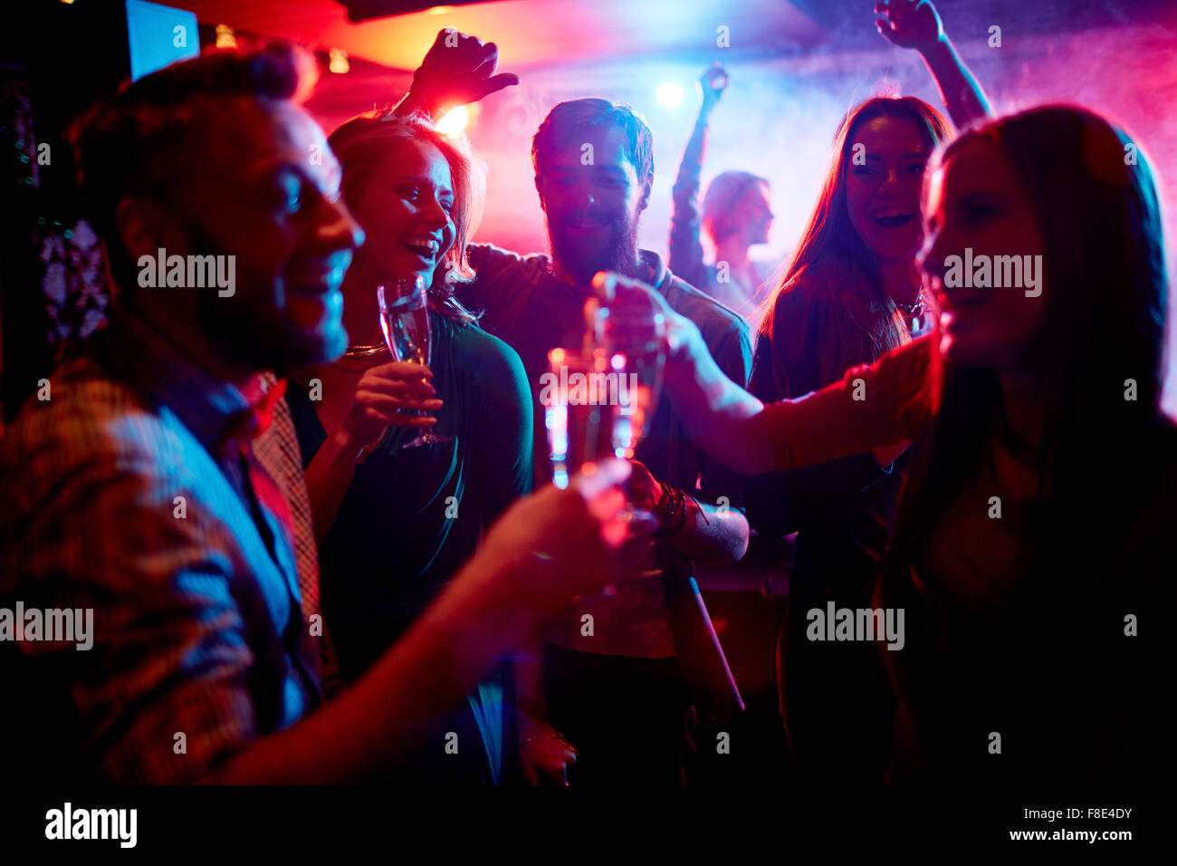 Gruppe junger Leute feiert mit Getränken im Nachtclub Stockfoto