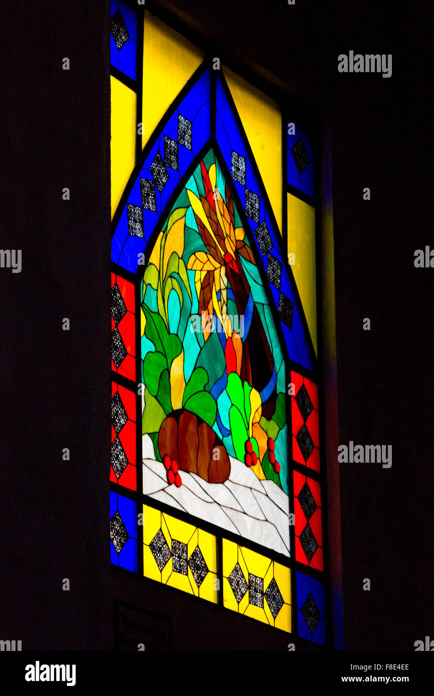 Farbige Glasmalerei in Medellin Kirche Stockfoto