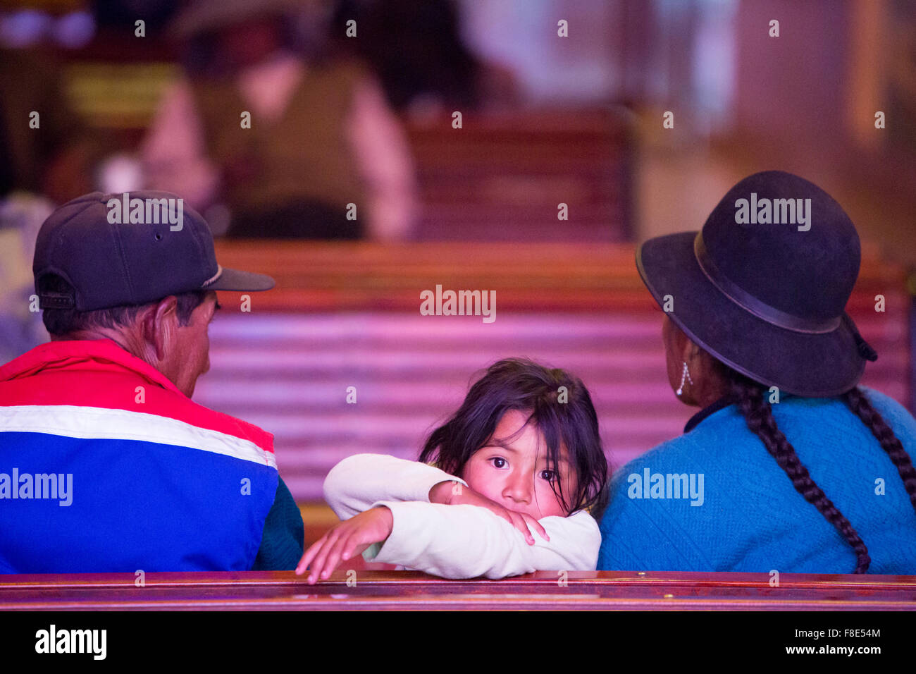 Junges Mädchen in der Kirche mit ihrer Familie, Tupiza - Bolivien Stockfoto