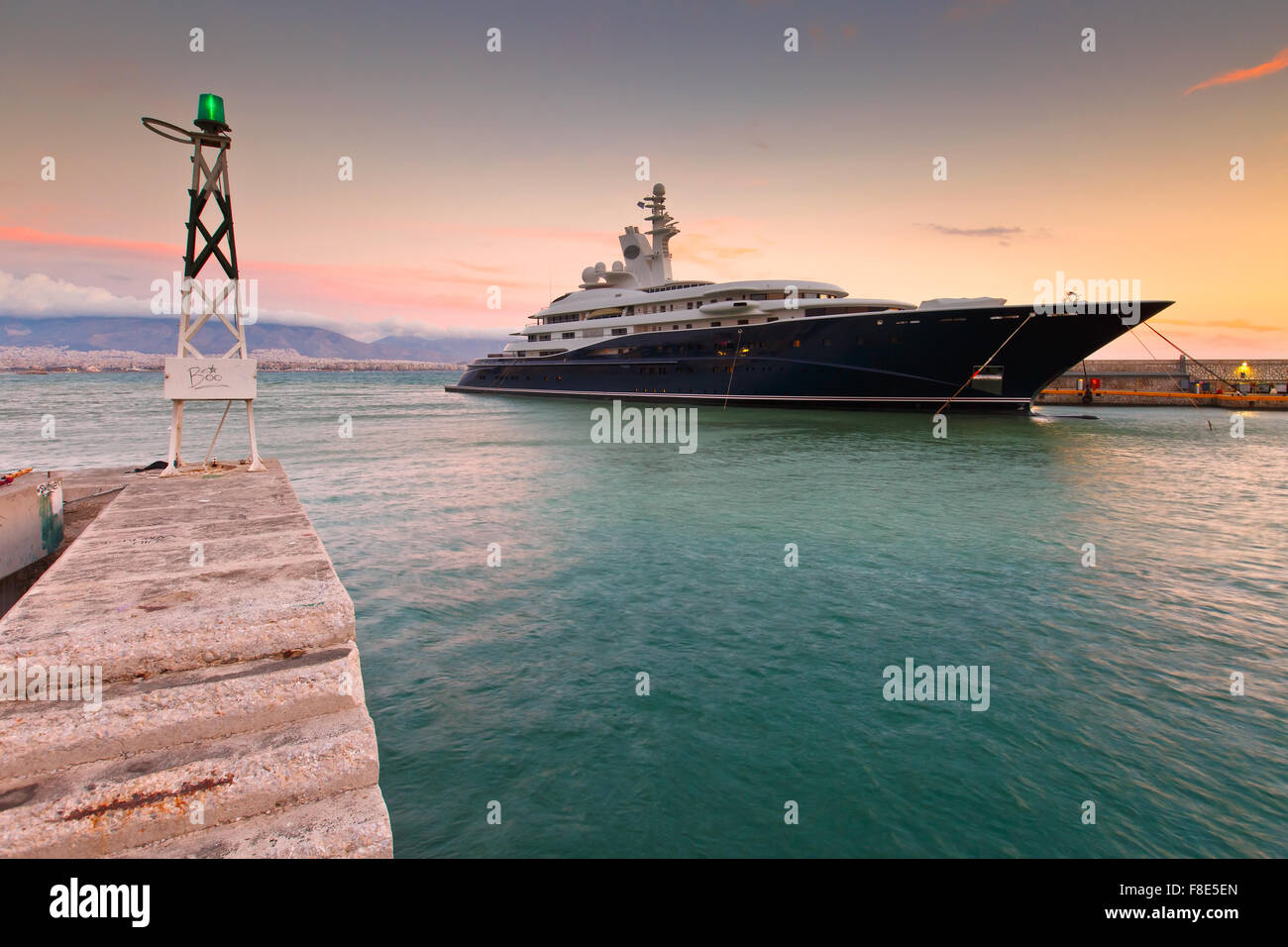 Luxus-Yacht in der Mündung des Zea Marina in Athen, Griechenland Stockfoto