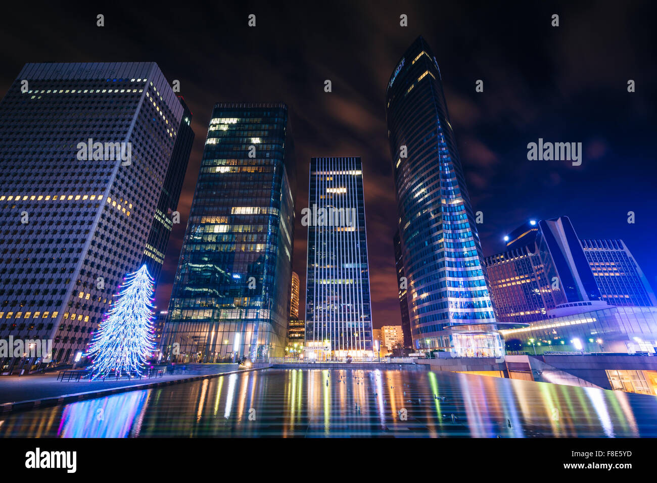 Moderne Wolkenkratzer und Pool in der Nacht in La Défense in Paris, Frankreich. Stockfoto