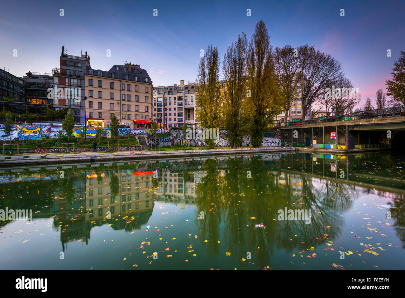 Gebäuden reflektiert in Canal Saint-Martin bei Sonnenuntergang, in Paris, Frankreich. Stockfoto